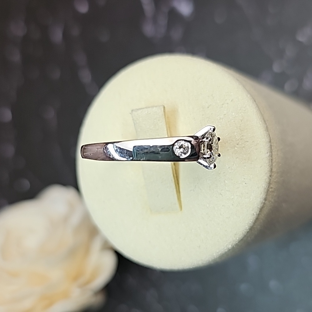 G/VVS1 0.58 OVAL DIAMOND CATHEDRAL SET 14 KT WHITE GOLD RING WITH APPRA… - Picture 10 of 16